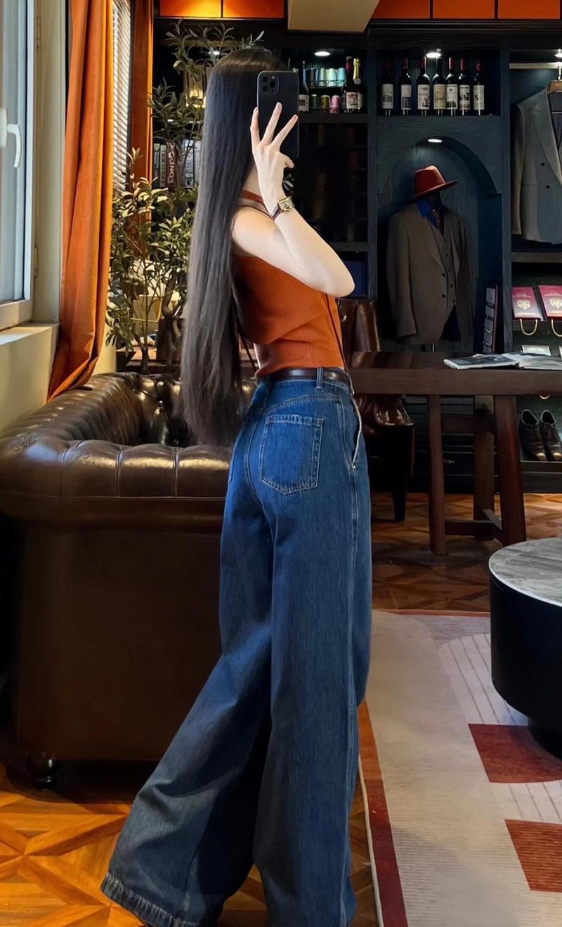 穿牛仔裤上身怎么搭配衣服