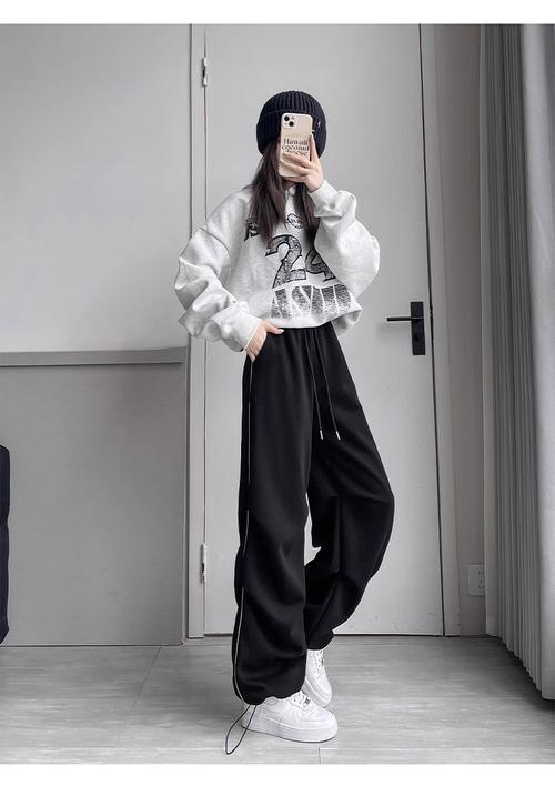 灰色的裤子配什么颜色的上衣