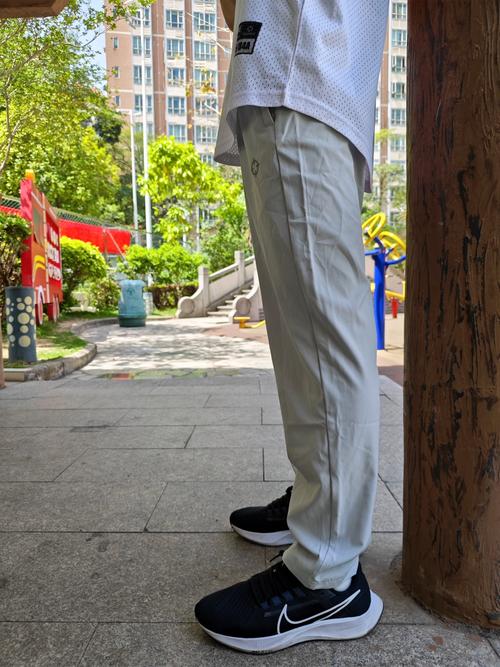 休闲运动裤配什么鞋
