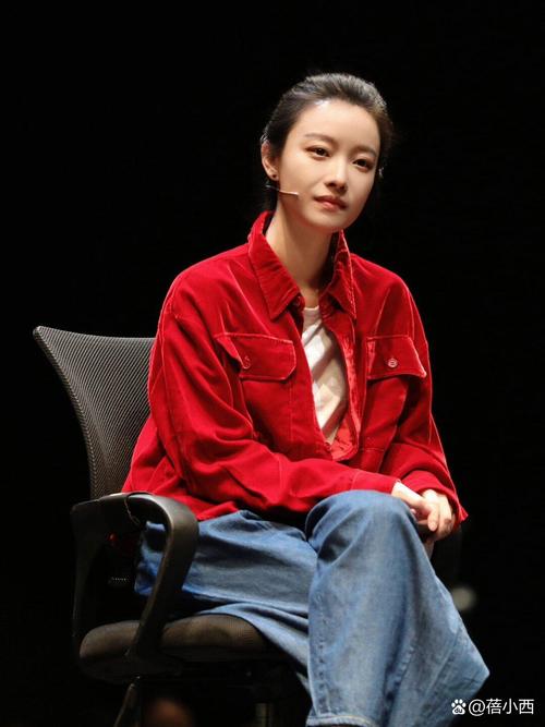 穿红色裤子怎么搭配衣服图片