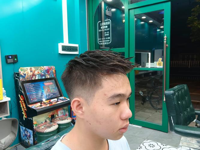 什么发型显脸小男生