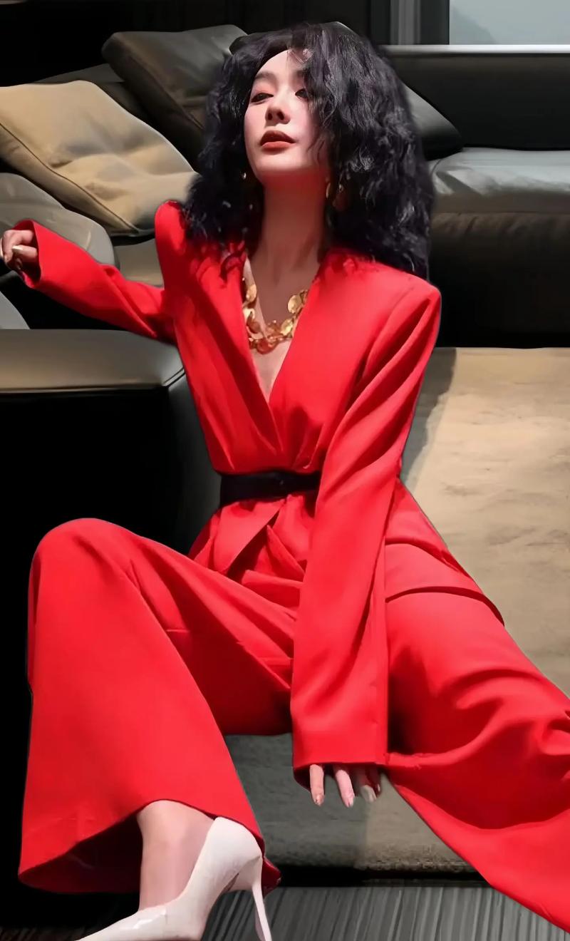 穿红色裤子怎么搭配衣服好看图片