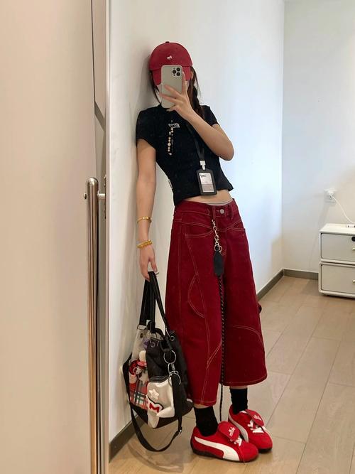 穿红色裤子怎么搭配衣服好看