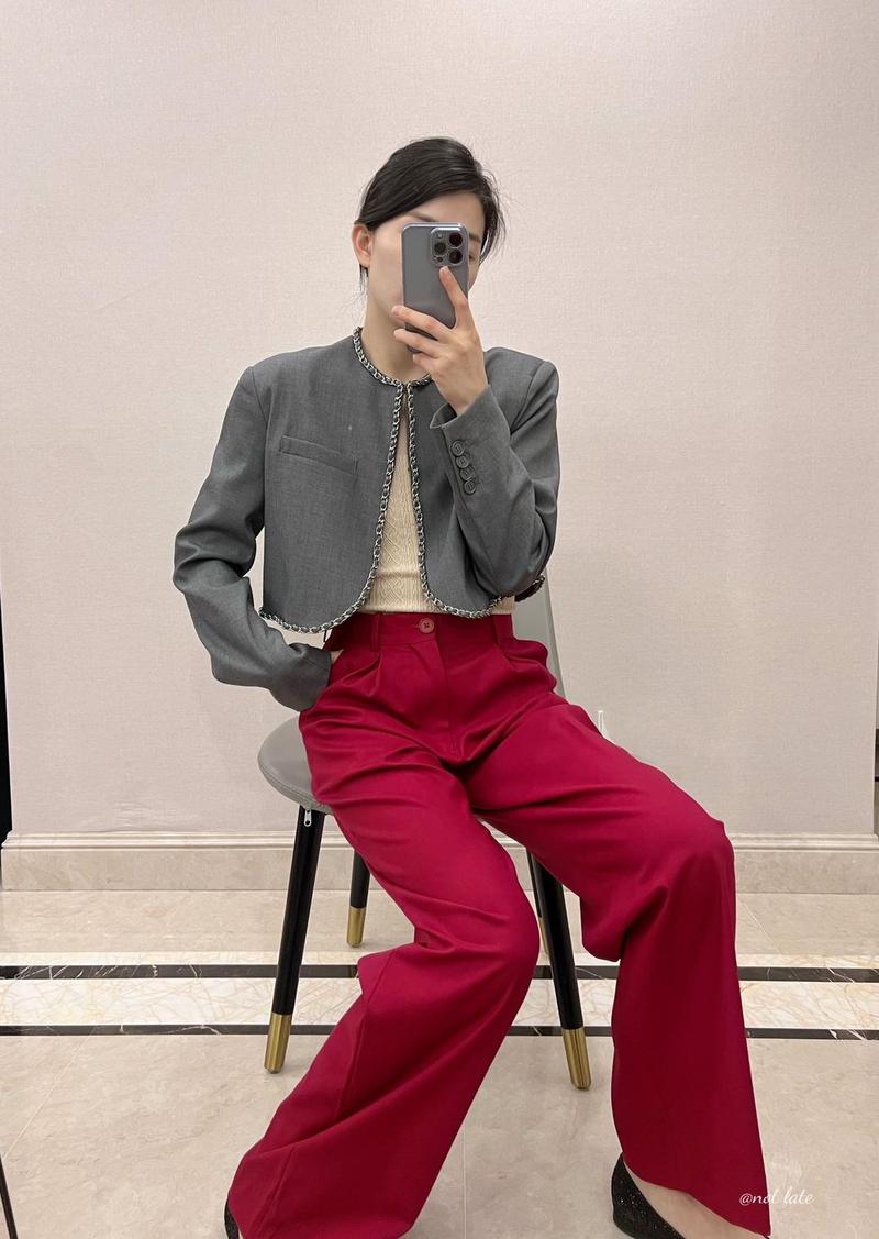 穿红色裤子怎么搭配衣服