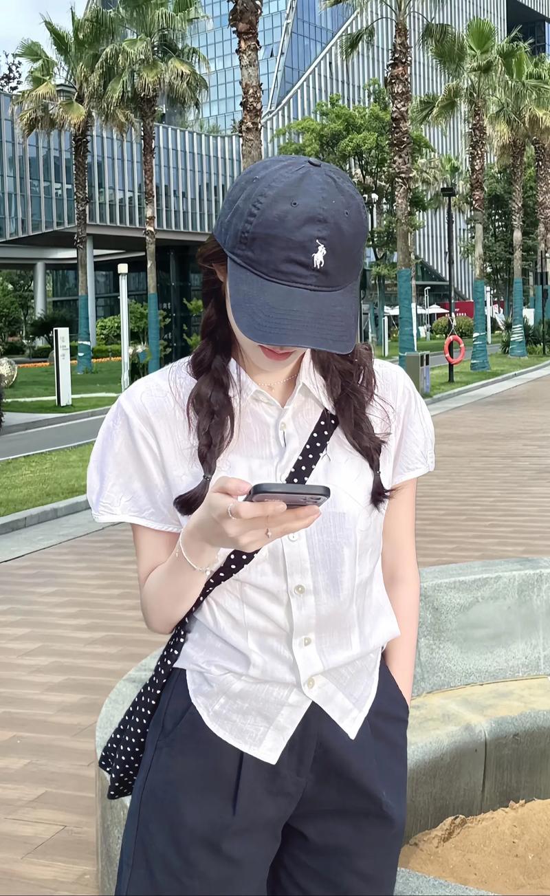小反领白衬衣怎么搭配
