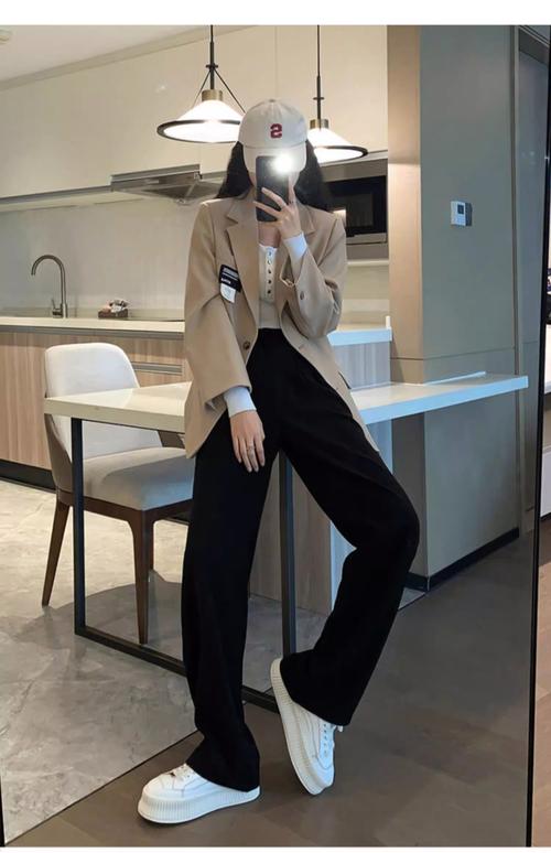 西装裤怎么搭配衣服好看
