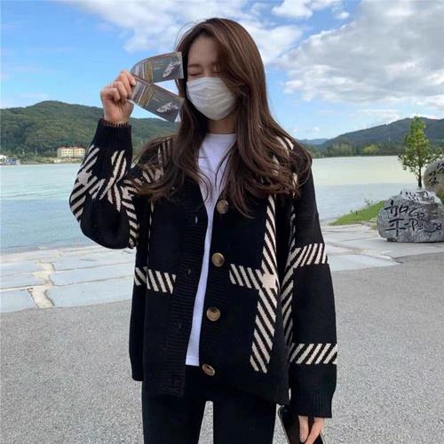 深色开衫怎么搭配