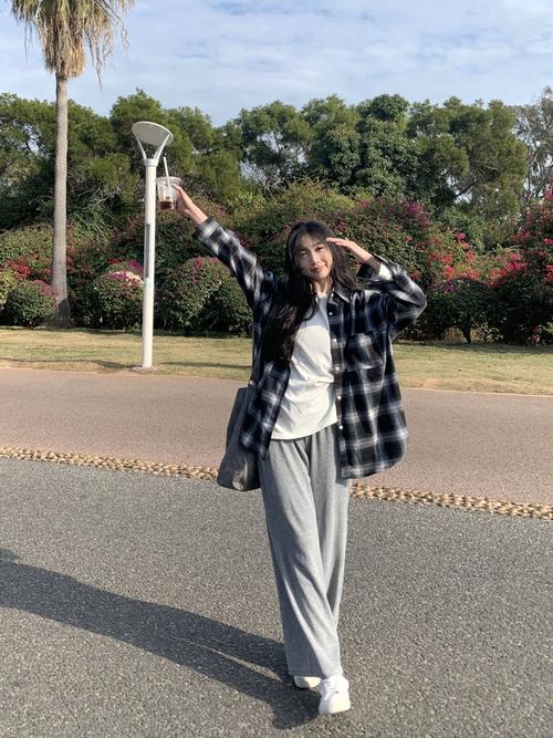 女黑白格子衬衫怎么搭配