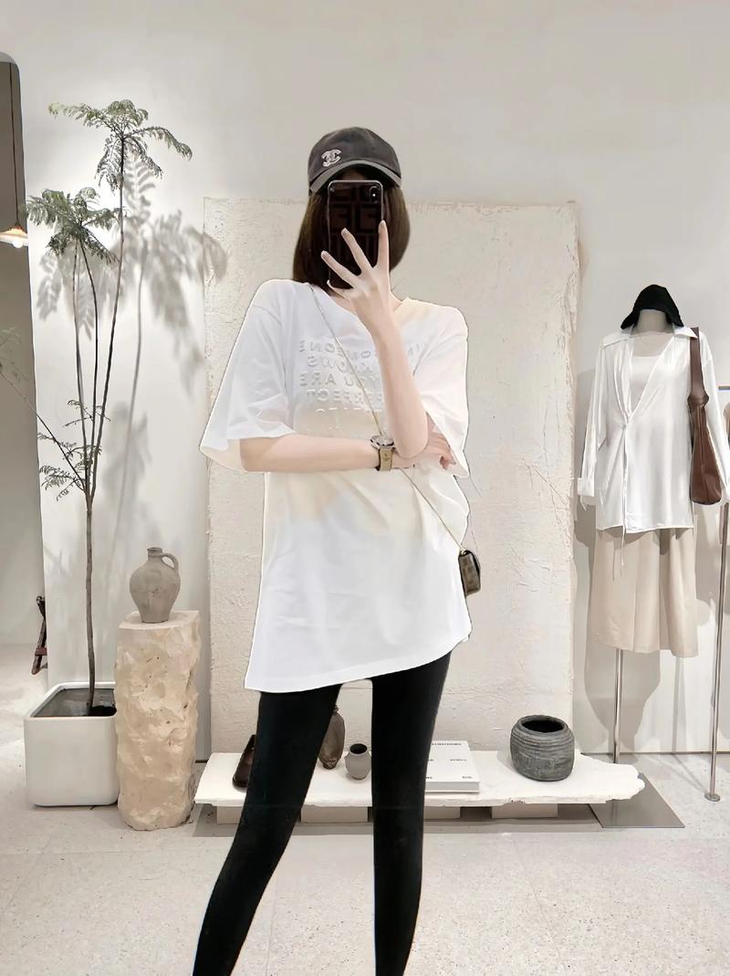 女白色长t恤怎么搭配
