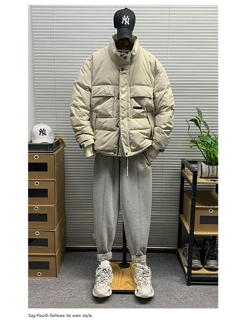 男士短款白色羽绒服怎么搭配什么裤子