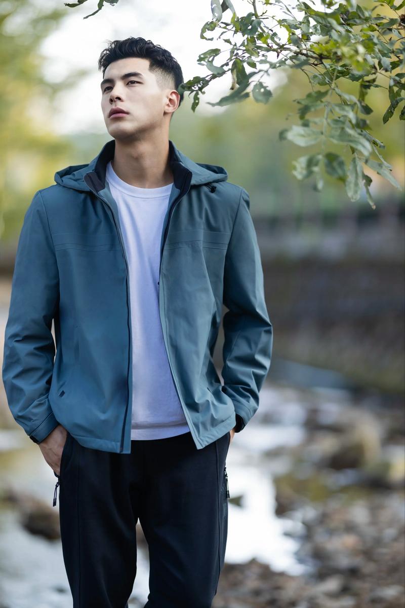 男士短款白色羽绒服怎么搭配什么裤子