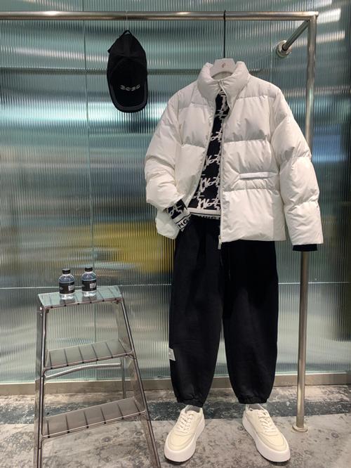 男士短款白色羽绒服怎么搭配好看