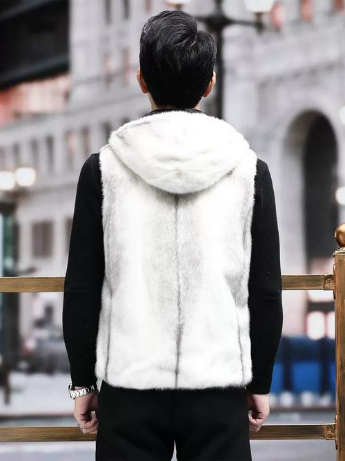 男款带帽貂皮马甲怎么搭配衣服好看吗