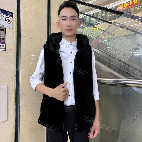 男款带帽貂皮马甲怎么搭配衣服好看