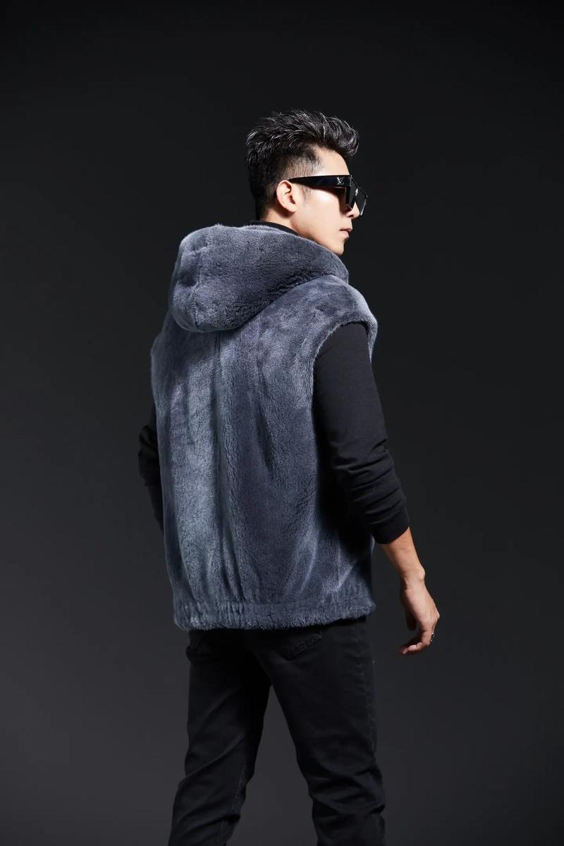 男款带帽貂皮马甲怎么搭配衣服