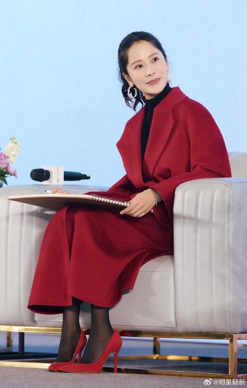 明星大红风衣怎么搭配图片