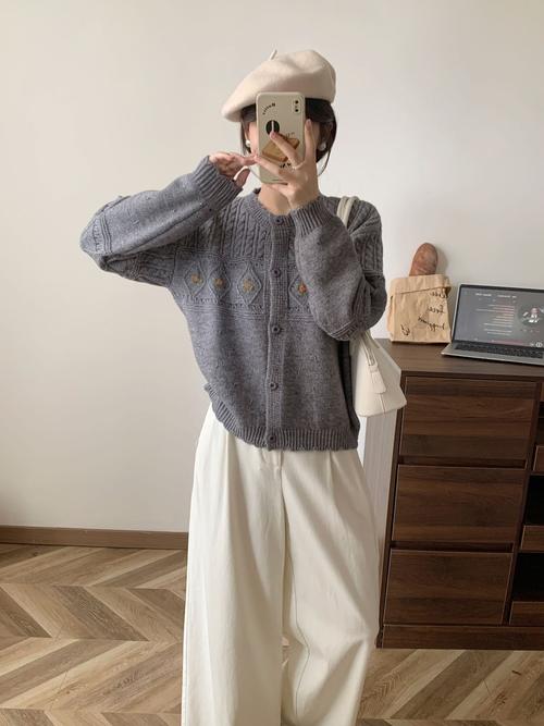 米白色开衫毛衣怎么搭配图片