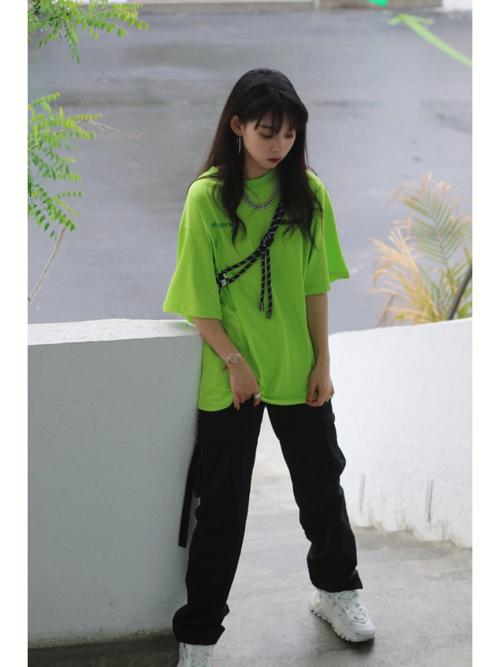 绿色休闲鞋子怎么搭配衣服