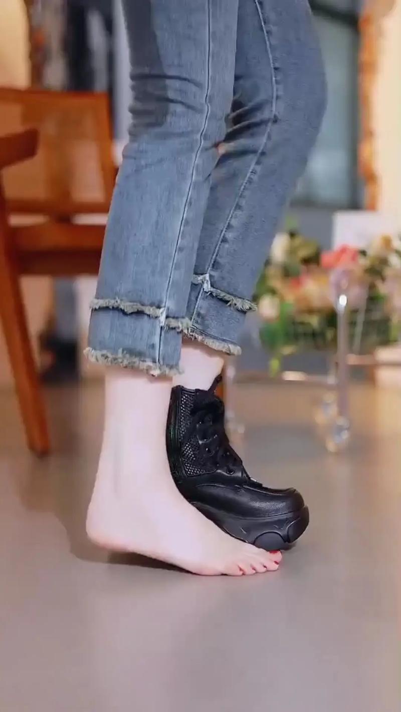镂空马丁鞋怎么搭配