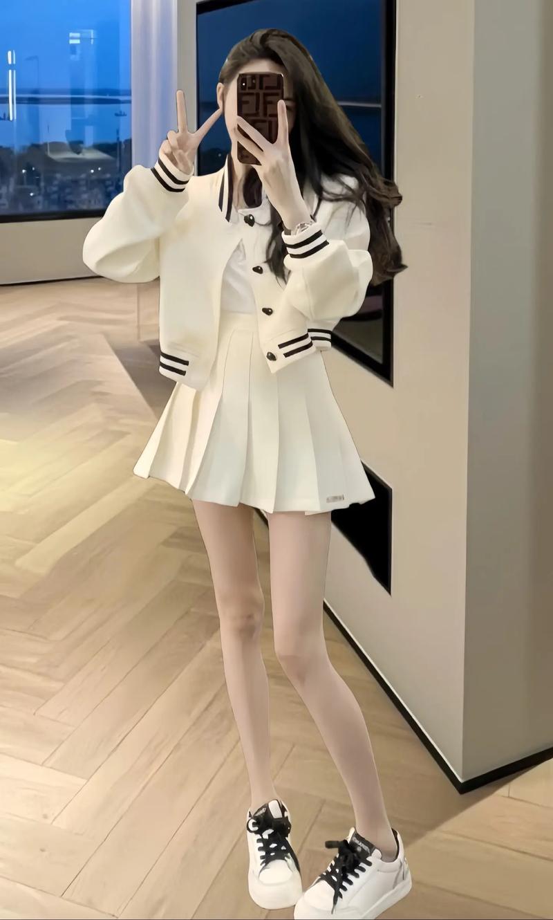短百褶裙搭配什么上衣