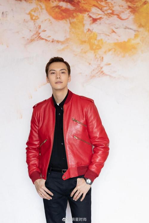 红色机车皮衣怎么搭配