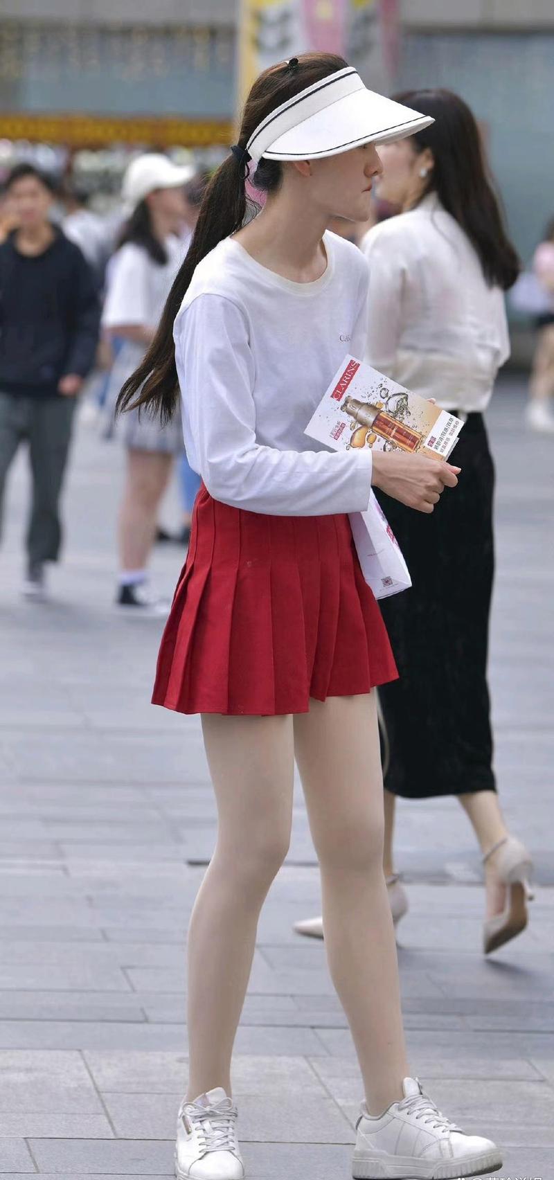 红百褶裙怎么搭配