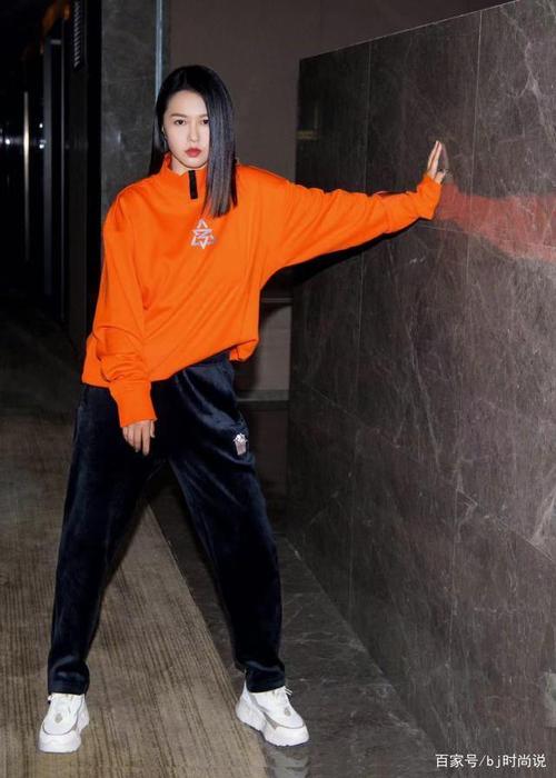 黑色衣服橘色鞋子怎么搭配什么裤子
