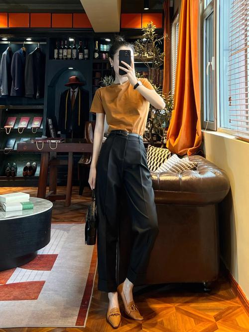 黑色衣服橘色鞋子怎么搭配什么裤子