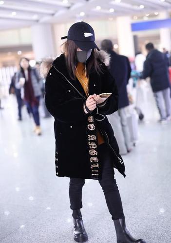黑色衣服橘色鞋子怎么搭配