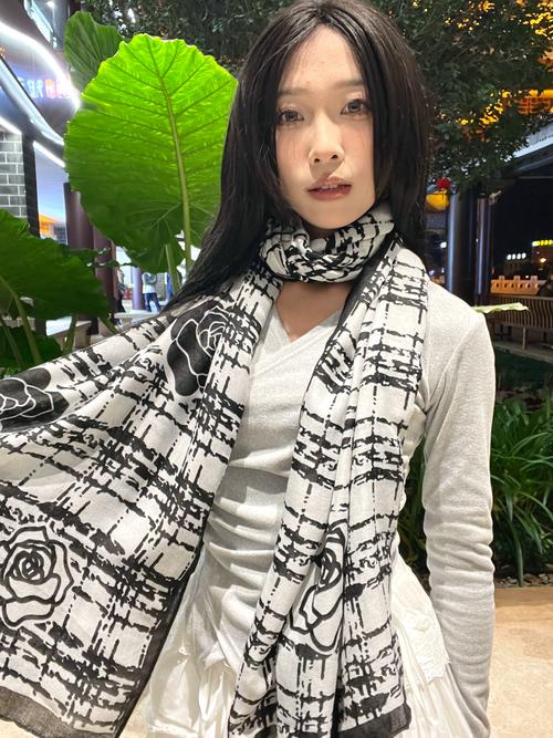 黑白衣服怎么搭配什么围巾好看图片女生图片