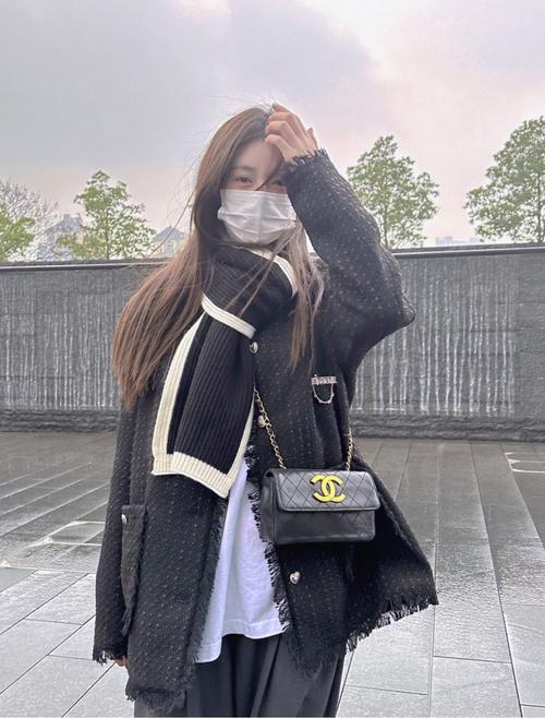 黑白衣服怎么搭配什么围巾好看图片女生图片