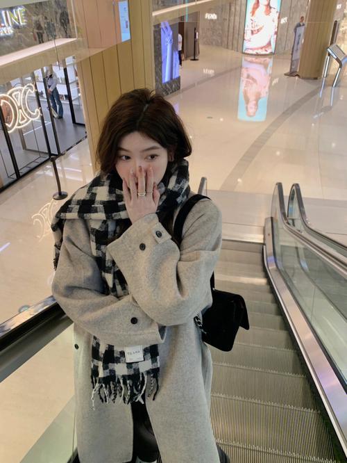 黑白衣服怎么搭配什么围巾好看图片女生