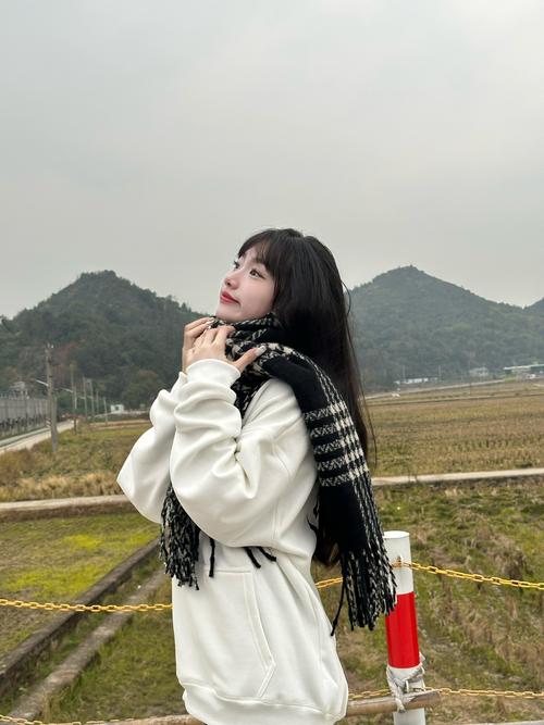 黑白衣服怎么搭配什么围巾好看图片女生