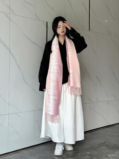 黑白衣服怎么搭配什么围巾好看图片女生