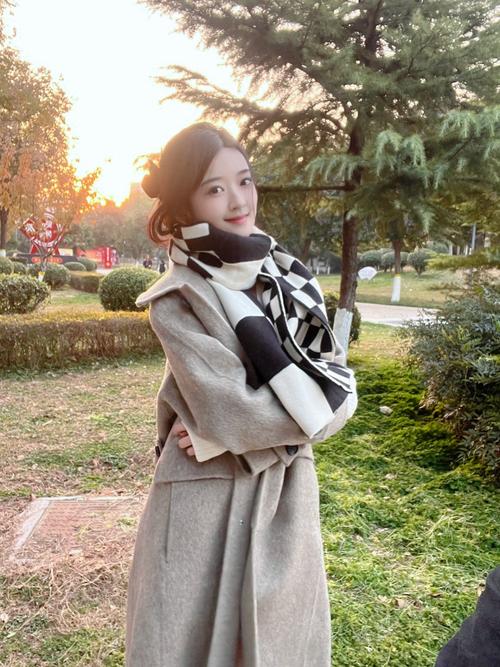 黑白衣服怎么搭配什么围巾好看图片大全