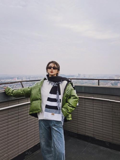 黑白衣服怎么搭配什么围巾好看图片
