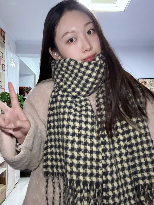 黑白衣服怎么搭配什么围巾好看吗
