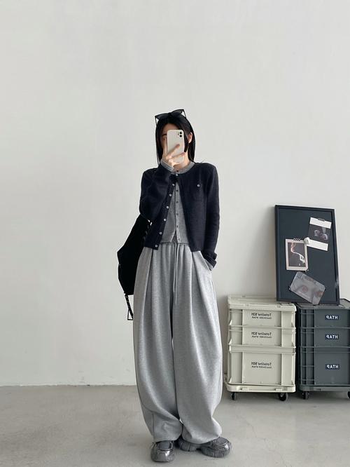 高领深灰色怎么搭配图片