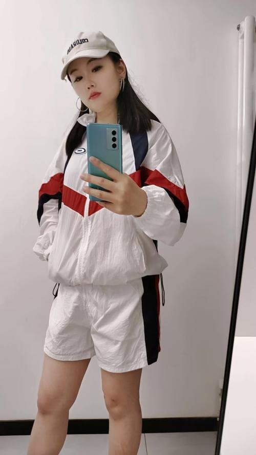 棒球服夏季怎么搭配
