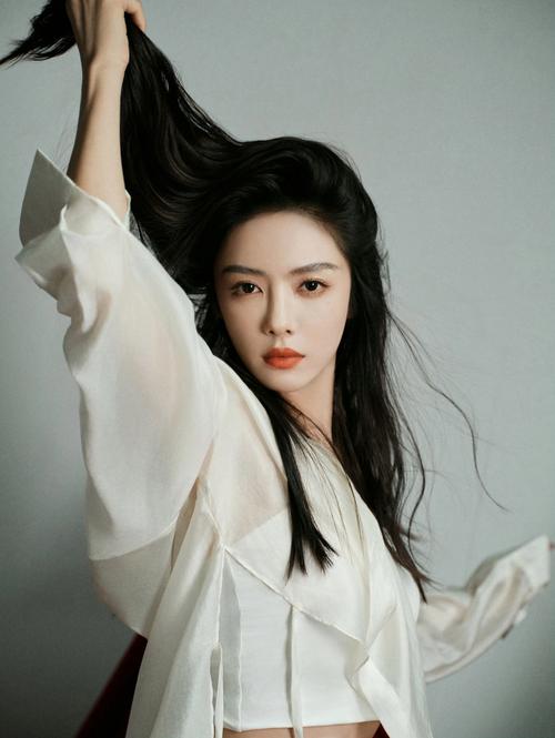 白色透视上衣怎么搭配