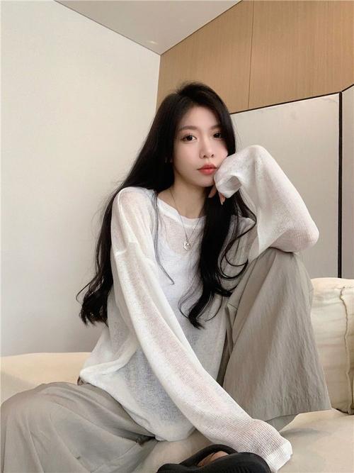 白色透视上衣怎么搭配