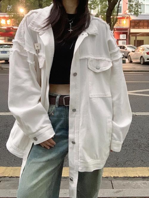 白色牛仔褂怎么搭配什么裤子好看吗