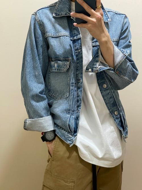 白色牛仔褂怎么搭配什么裤子