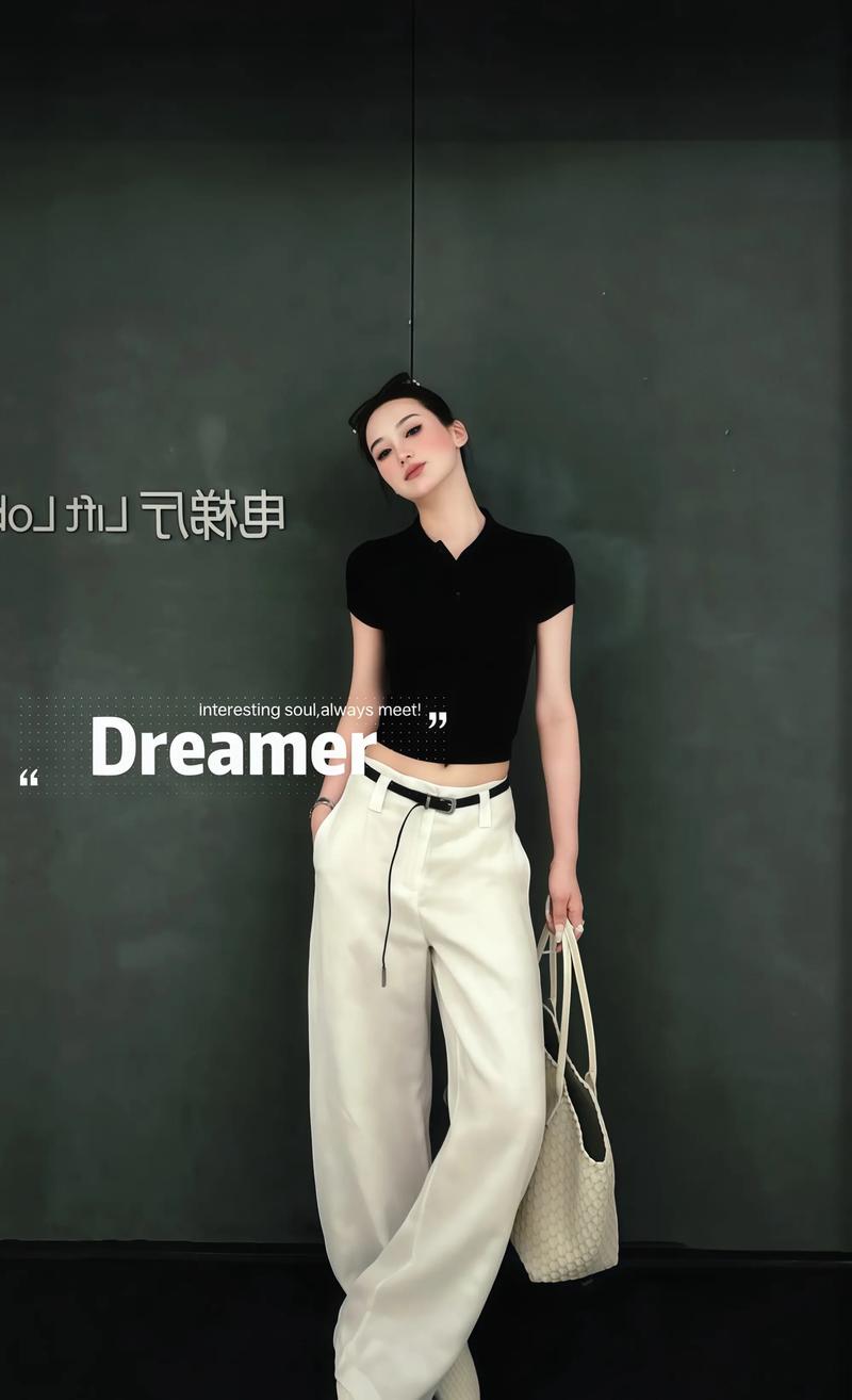 纯色短袖t恤怎么搭配