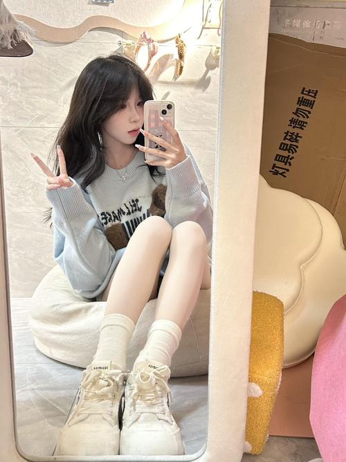 纯白的鞋怎么搭配衣服