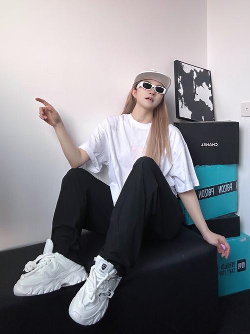 纯白的鞋怎么搭配衣服