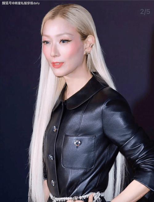 穿金色皮衣怎么搭配图片