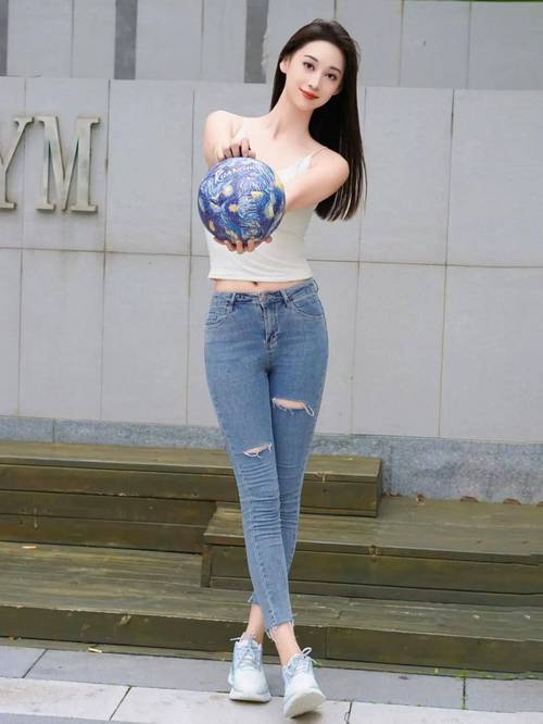 穿吊带裤牛仔的怎么搭配
