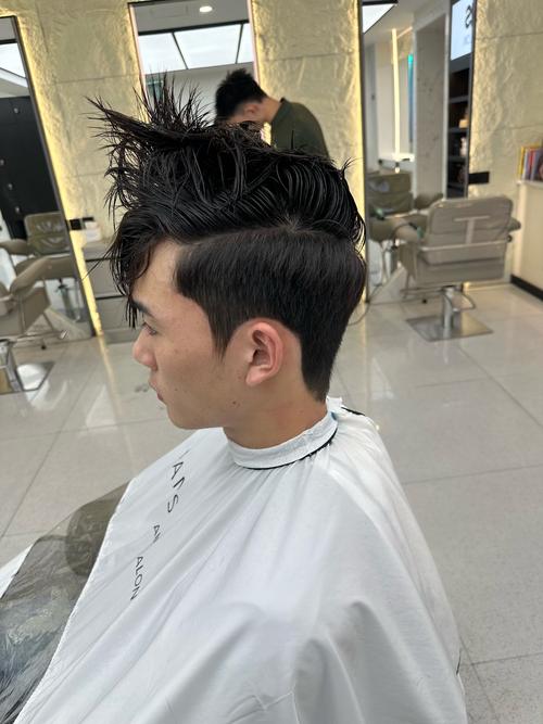 鬓角高适合什么发型