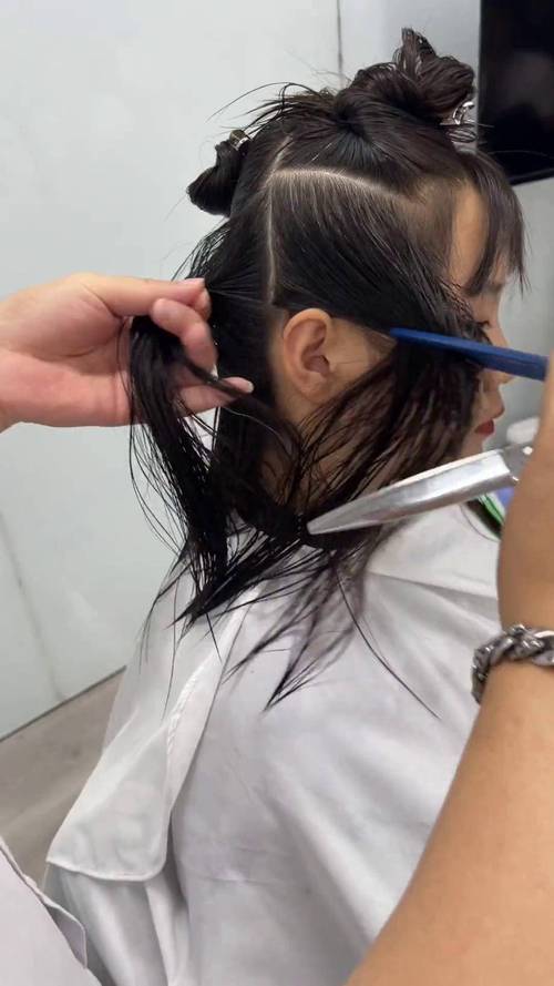 鬓角高适合什么发型